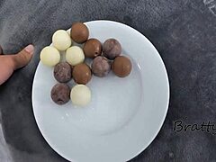Seducción cubierta de chocolate: habilidades orales de una mujer madura