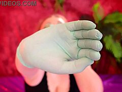 Eine reife Krankenschwester gibt sich mit Handschuhen einem sinnlichen Erlebnis hin