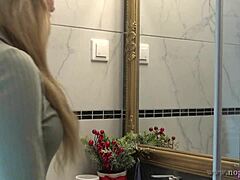 Isteri kecil berpayudara besar membungkuk untuk menukar lingerie di bilik mandi