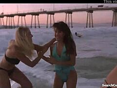 Leslee Bremmer és Julies forró és forró találkozása egy vintage pornófilmben
