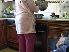 Indisk husmor svelger lasten min etter at jeg viser henne min store pikk på kjøkkenet hennes