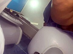 Зрели майки виждат задника си в домашно видео в пола
