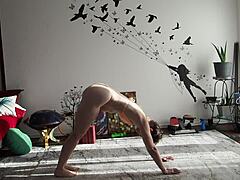 Aurora Willows montre ses courbes en bikini pendant une séance de yoga