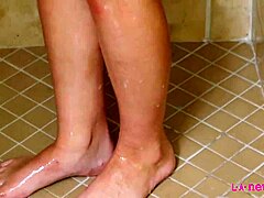 Egy érett barna nő frissítő zuhanyt élvez