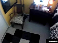 Скрита камера заснема Джулия Ан, която прави орален секс и язди в позиция на каубойка