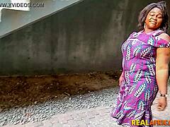 Афричка домаћица снима секс снимку са великим дупетом и отпозади