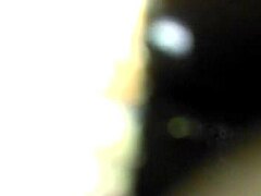 Une grosse bite noire pénètre un cul voluptueux, avec une bonne tête et une bonne chatte, par derrière
