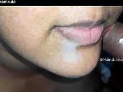 Una mujer india madura recibe una gran carga en su boca