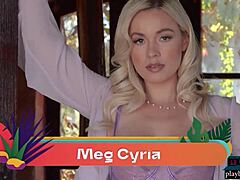 Meg Cyria, een prachtige volwassen blondine, in een sensuele solo playboy video