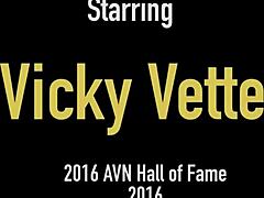 Vicky Vette, si pirang berpayudara besar, menikmati permainan anal dengan dildo besar dan dialog eksplisit