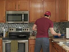 Pełna kształtności żona latynoska angażuje się w aktywność seksualną i pomaga mężowi w kuchni