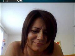 แม่อิตาลีที่มีหน้าอกใหญ่ถูกเย็ดบน Skype