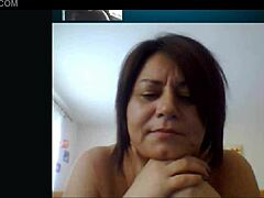 큰 가슴을 가진 이탈리아 엄마가 Skype에서 나쁜 짓을 합니다