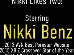 Nikki Benz engasjerer seg i en vill trekant med to menn, og viser frem sine muntlige og rideferdigheter