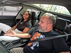 Maj, en mogen Latina-kvinna, avslöjar sina kurvor i en bil