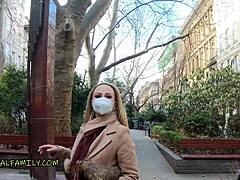 امرأة ناضجة ذات ثديين طبيعيين تهيمن في مشهد كريم بكسي بموضوع فيروس كورونا
