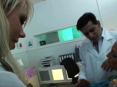 Blondynka otrzymuje seks oralny od pielęgniarki podczas kontroli przed stosunkiem seksualnym