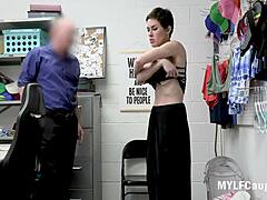 Une femme mature est punie pour vol dans une vidéo sur le thème du BDSM