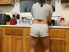 Анна Мариас соблазнительно дразнит во время мытья посуды и танцев