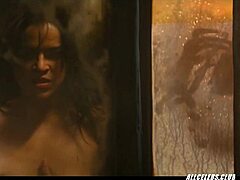Michelle Rodriguezs vender tilbage i 2016 med sensuel nøgenhed og eksplicit handling