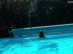 Ангелицас зрела привлачност: европска милфица све то голи поред базена