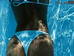O apelo maduro de Angelicas: uma milf europeia mostra tudo na piscina