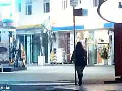 Rijpe vrouw pronkt met haar rondingen op een tankstation na donker