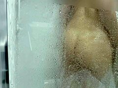 Uma mulher madura magra tem seu grande traseiro fodido no chuveiro por Karina e Lucas