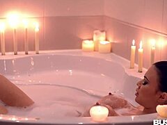 Jasmine Jaes sensuale ora del bagno: Una sessione intima di auto-piacere di MILF mature