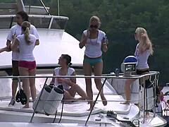 Hämningslös samling av mogna kvinnor på en sjöhusbåt i Ozarks
