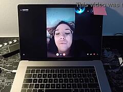 Zrela španska porno zvezda uživa s svojim oboževalcem spletne kamere v vroči seji