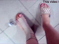 Dojrzała kobieta prezentuje swoje seksowne stopy i europejski urok w sklepie obuwniczym