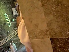 Zralá milfka Vicky Vette uklízí po špinavém výstřiku v koupelně