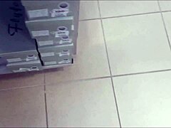 Femeia matură își arată picioarele sexy și farmecul european într-un magazin de pantofi