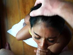 Азијска милфица добија третман лица након што је попушила у бикинију
