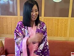 Јапанска жена ужива у авантури секса на отвореном у каваии иукати