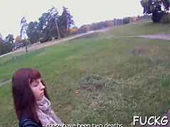 Amatérská dospívající dívka je vyzvednuta a ošukána na webové kameře