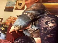 Wulpse oudere vrouw verwent zichzelf en pronkt met haar derriere op de webcam