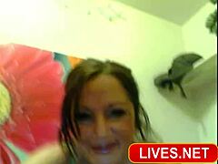 Zralá camgirl si hraje s dildem na webkameře