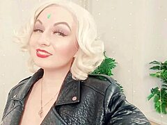 Аматорская блондинка Арья Грандер в БДСМ ролевом видео с куколдом