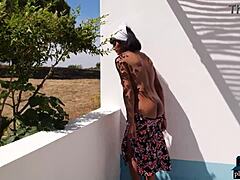 Revet tøj afslører Angel Constance, en kurvet indisk milf-model, i udendørs Playboy-optagelse
