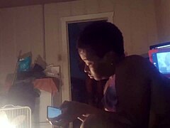 מילף אפריקנית מקבלת זיון חם בסרטון ביתי