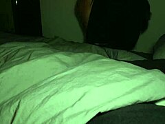 Маћеха и пасторка се упуштају у сексуалне активности на заједничком кревету, што доводи до аналног секса и ејакулације унутар партнера