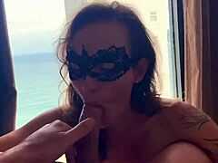 Remaja perempuan dalam lingerie memberikan blowjob dan menerima facial di bilik pemandangan laut