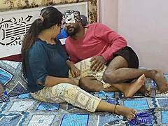 Rijpe Indiase vrouw geniet van intense anale seks met haar oom in high definition