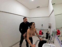 Джейд косплейър се занимава с гореща среща в банята с МИЛФ по време на Хелоуин парти