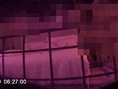 Amaterska mačeha ujeta na skriti kameri med večkratnimi orgazmi s pastorkom