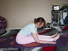 Européenne mature enseigne le yoga à une étudiante mignonne