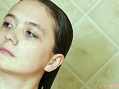 Atraktivní brunetka modelka se koupe v horké sprše