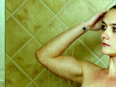 דוגמנית ברונטית מדהימה מתקלחת במקלחת חמה